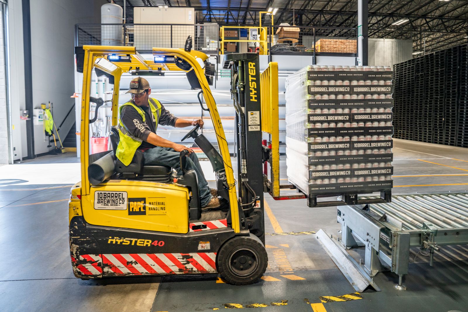 Forklift çalışan fabrika zemini