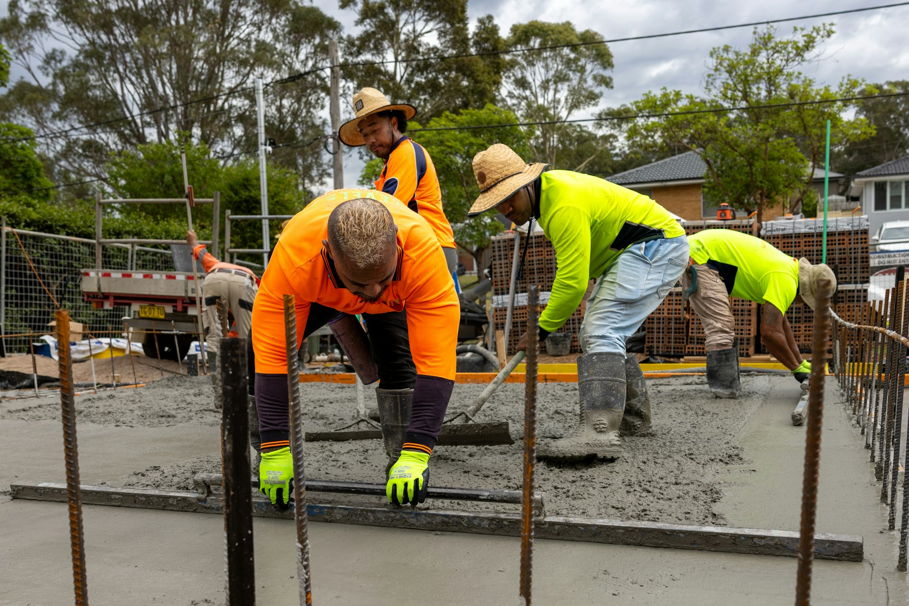 Yeni dökülmüş, henüz ıslak beton şap